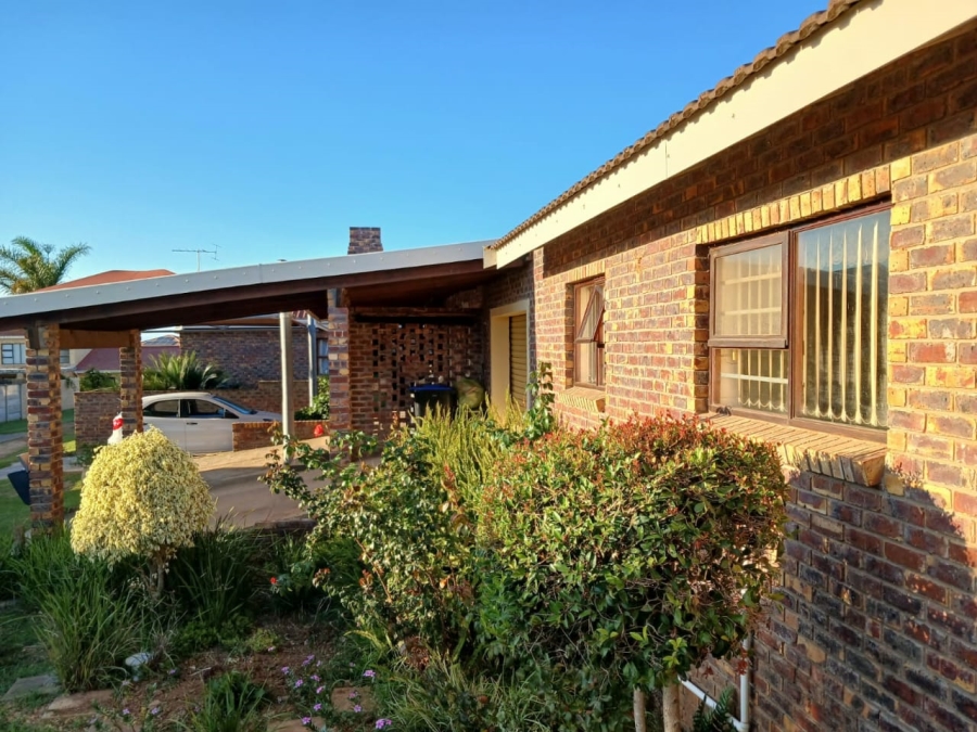 To Let 4 Bedroom Property for Rent in Wavecrest Eastern Cape